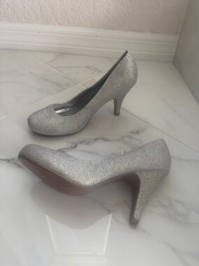 Dream Pairs Silver Glitter Pumps - Size 7 - 3.5” Heel